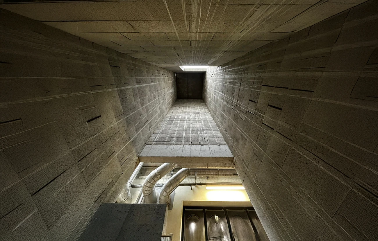 Puits d'ascenseur en construction dans b&acirc;timent moderne, vue plongeante depuis &eacute;tage sup&eacute;rieur