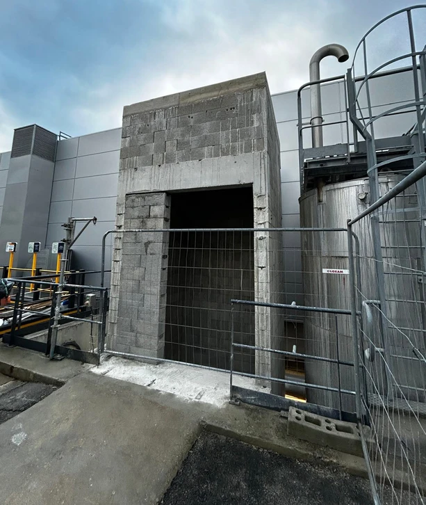 Chantier de construction en ext&eacute;rieur au coucher du soleil