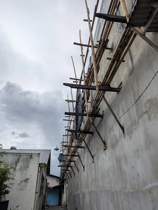 Entrepôt logistique avec camions poids lourds positionnés aux quais de chargement