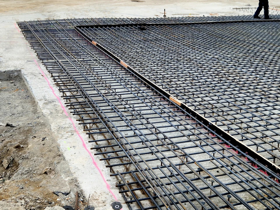 Personnel médical en blouse verte manipulant dispositifs médicaux miniaturisés dans environnement stérile