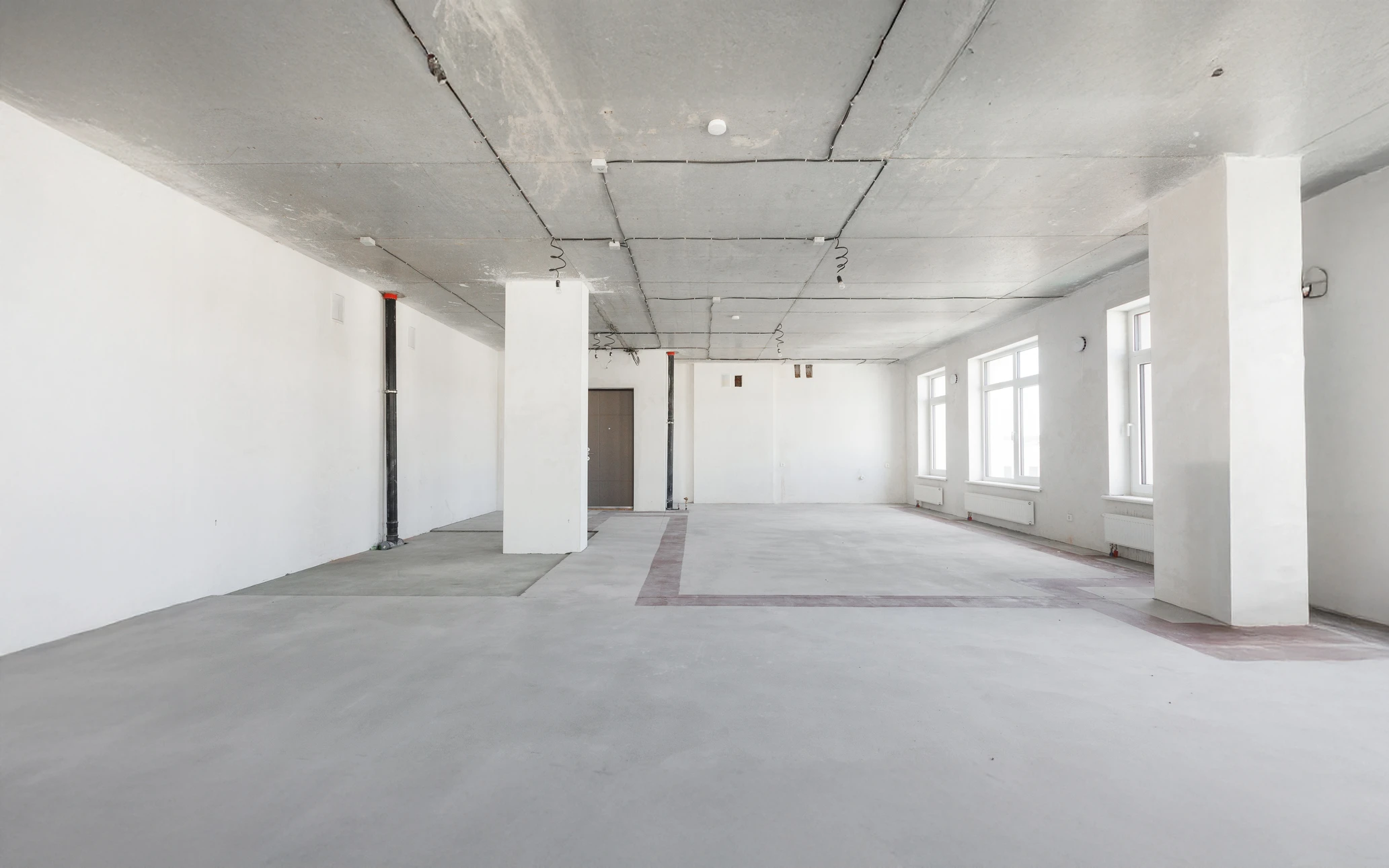 Espace commercial moderne avec showroom automobile, mezzanine rouge et bureau d'accueil